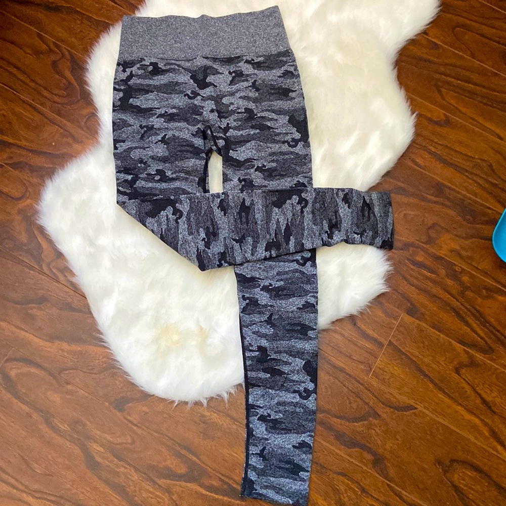 NWOT butt lifting workout leggings in size M